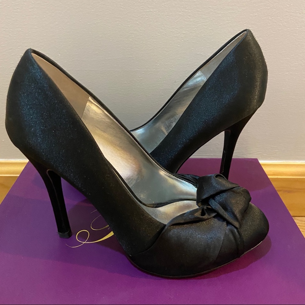 Fergie Safra Black Satin Gathered Bow Pumps sz 6.5